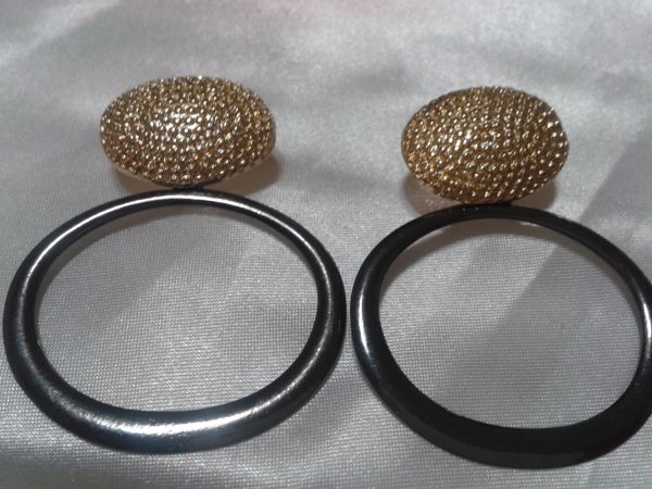 Brinco com chapa decorada e argola prata