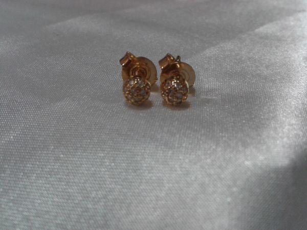 Brinco pequeno com pedras em zirconia