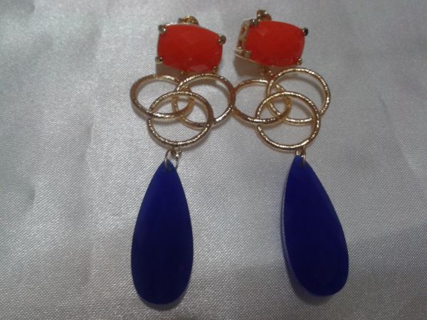 Brinco com pedra laranja, azul e varias argolas