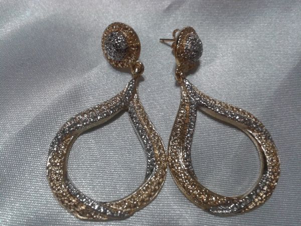 Brinco dourado e prata tipo gota