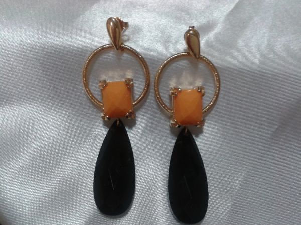 Brinco com pedra laranja e preto