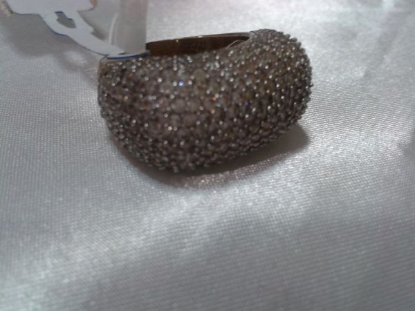 Anel dourado com  pedrinhas