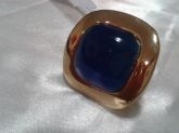 Anel dourado com pedra em azul