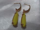 Brinco dourado com pedra amarela