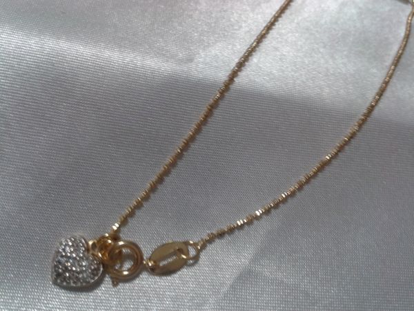 Tornozeleira com pingente em coração com pedras