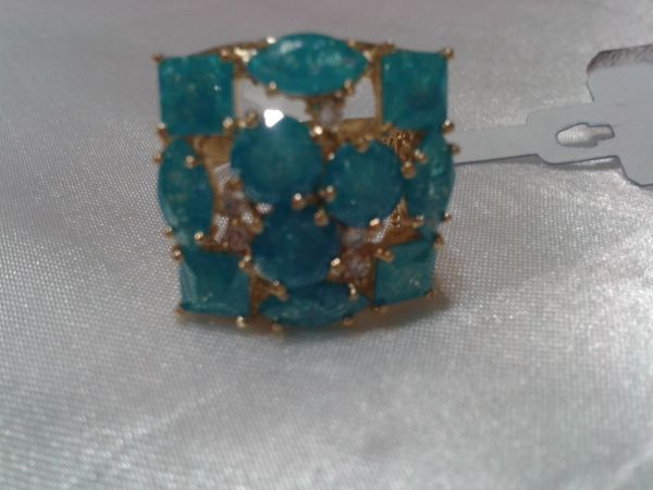 Anel dourado com pedas azuis e zircônia